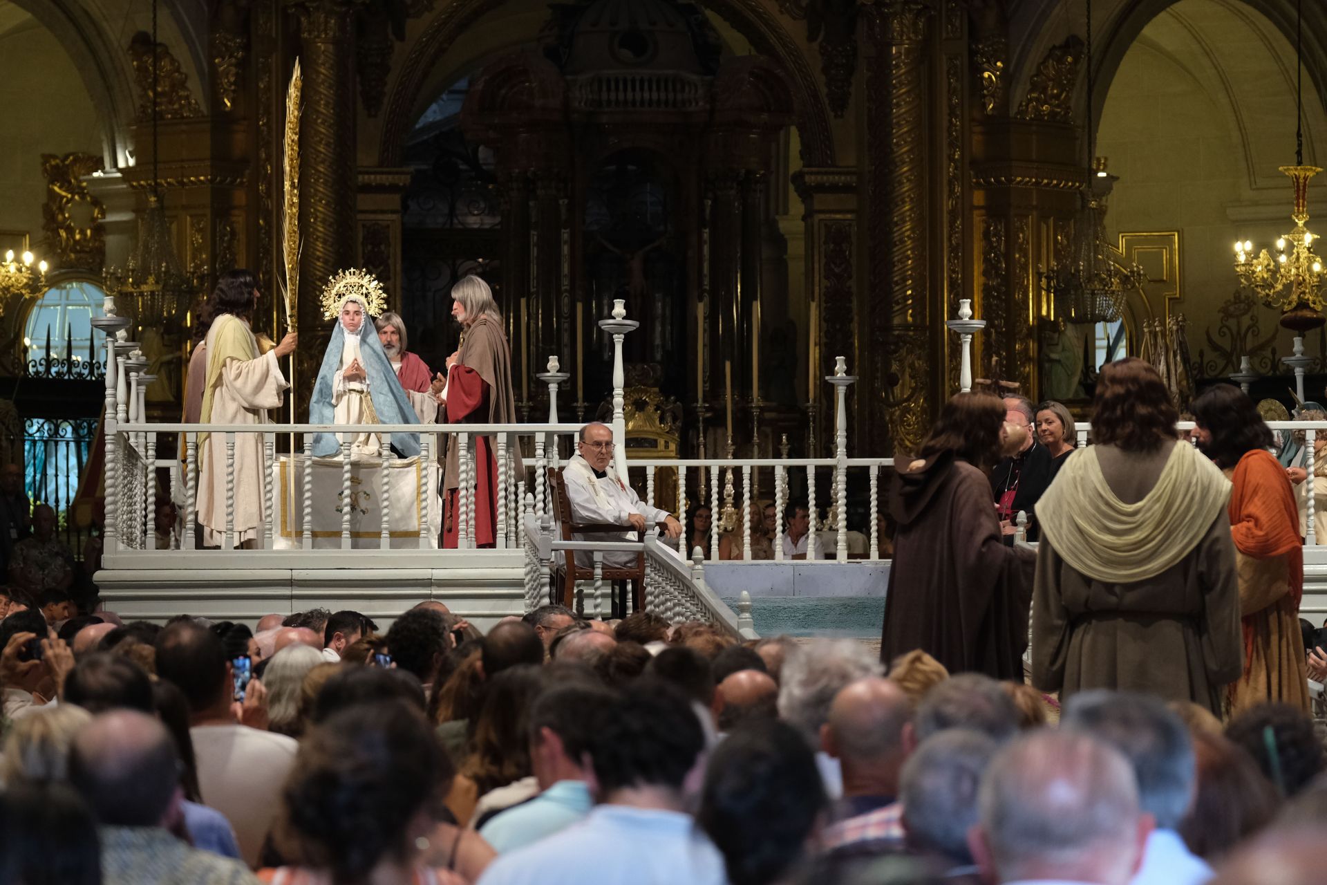 Elche celebra la última representación completa del Misteri antes de la Vespra