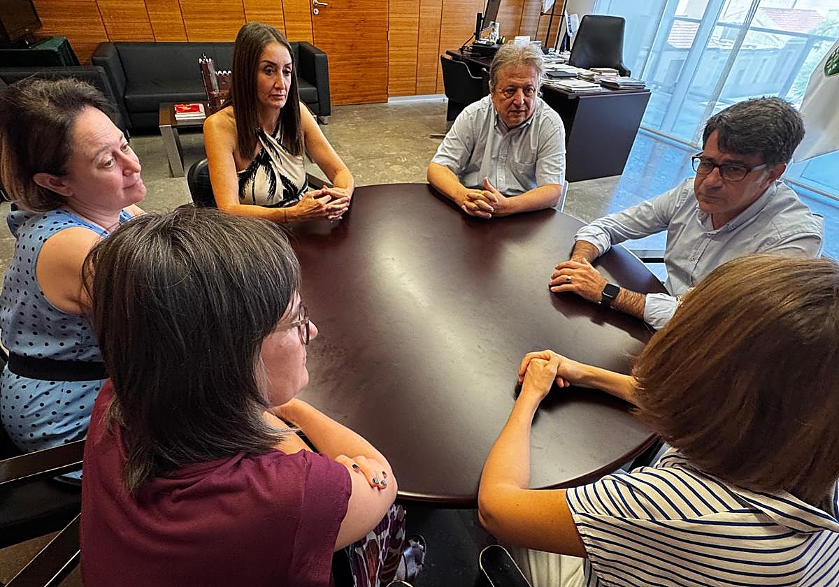 Reunión mantenida en el Ayuntamiento de San Vicente.