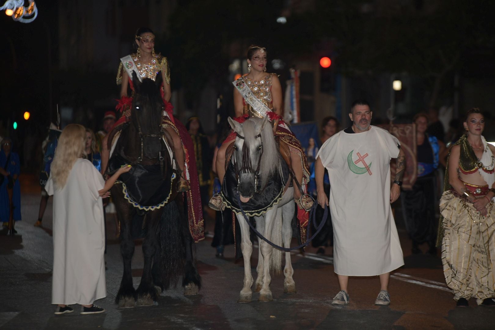 La Embajadada Mora hace vibrar Altozano al ritmo de las marchas