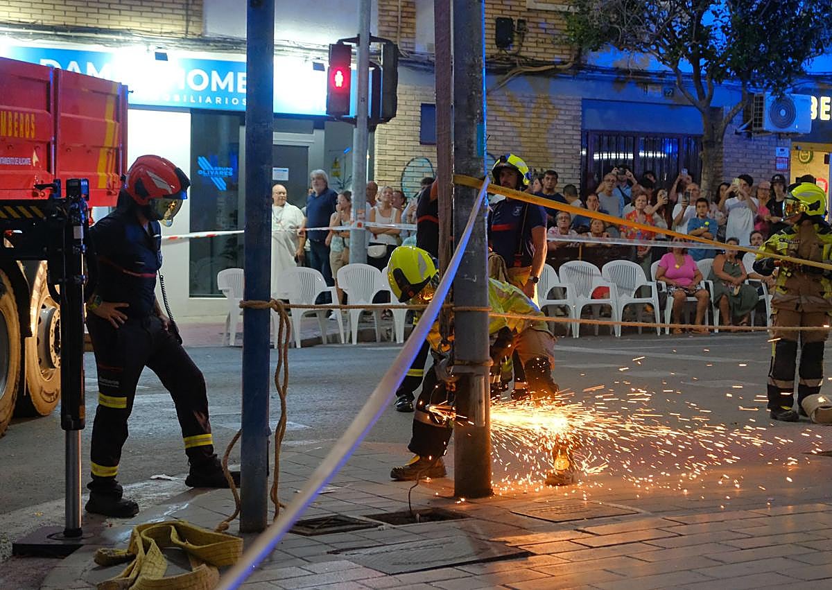 Imagen secundaria 1 - Varios momentos de la acutación de los bomberos. 