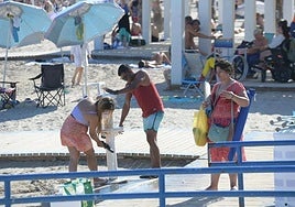 Varias personas en la playa del Postiguet de Alicante.