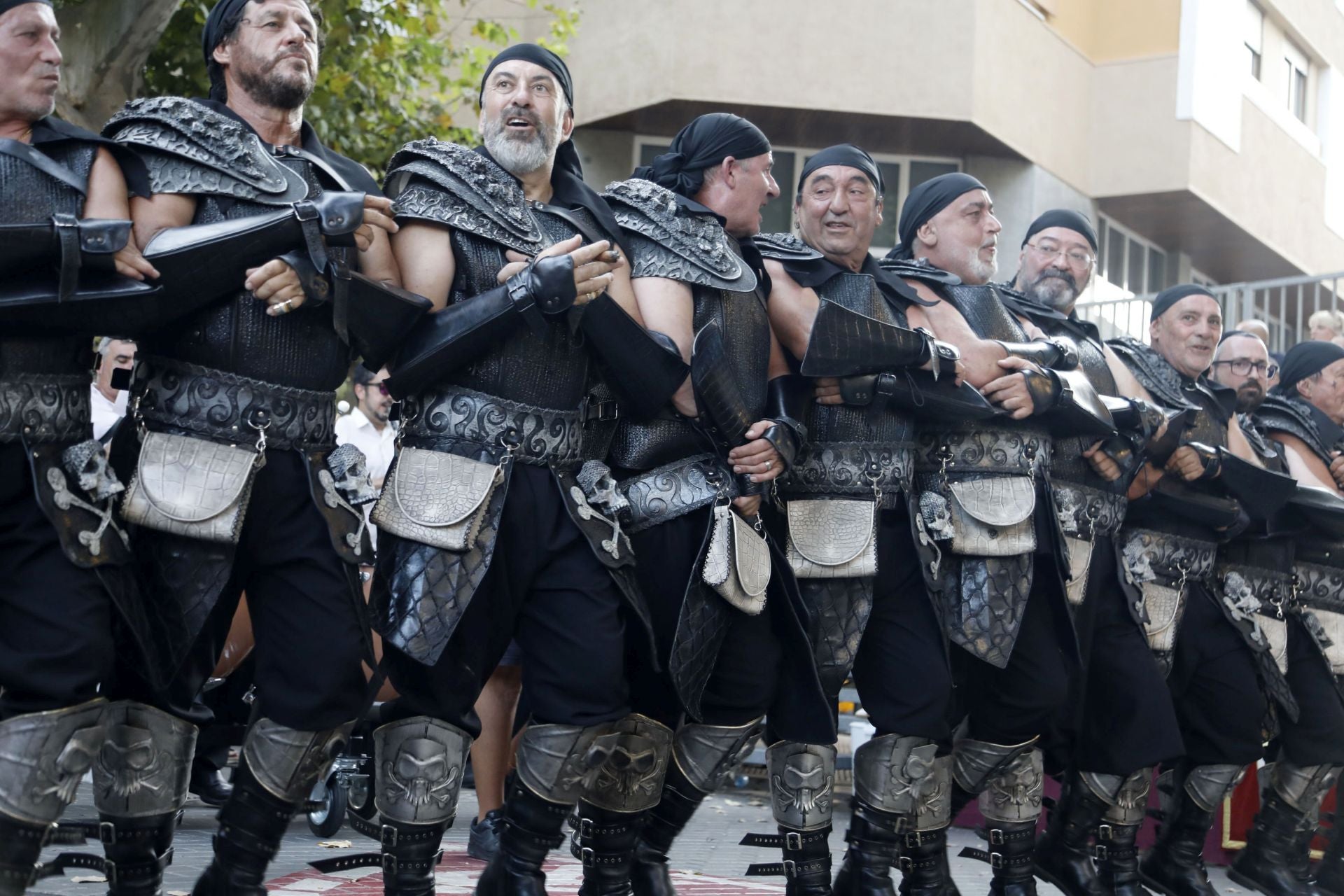 Los Moros y Cristianos de Dénia brillan en su desfile de Gala