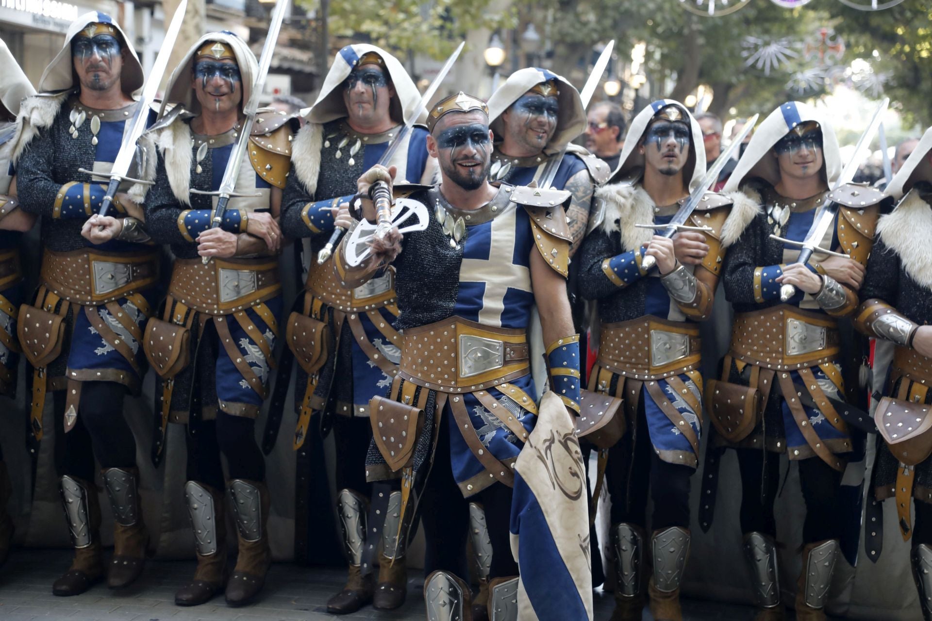Los Moros y Cristianos de Dénia brillan en su desfile de Gala