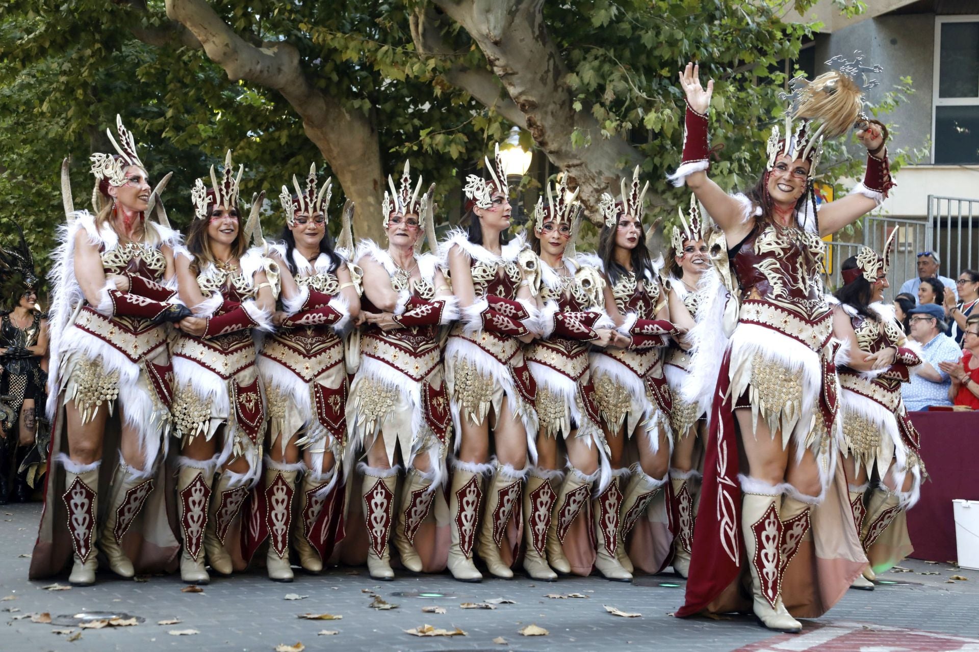 Los Moros y Cristianos de Dénia brillan en su desfile de Gala