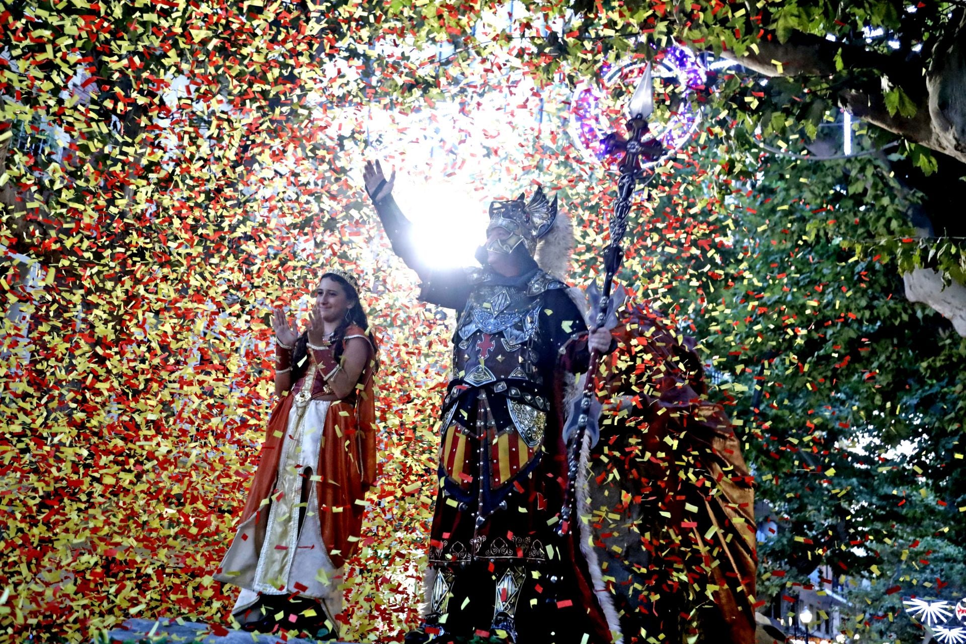 Los Moros y Cristianos de Dénia brillan en su desfile de Gala