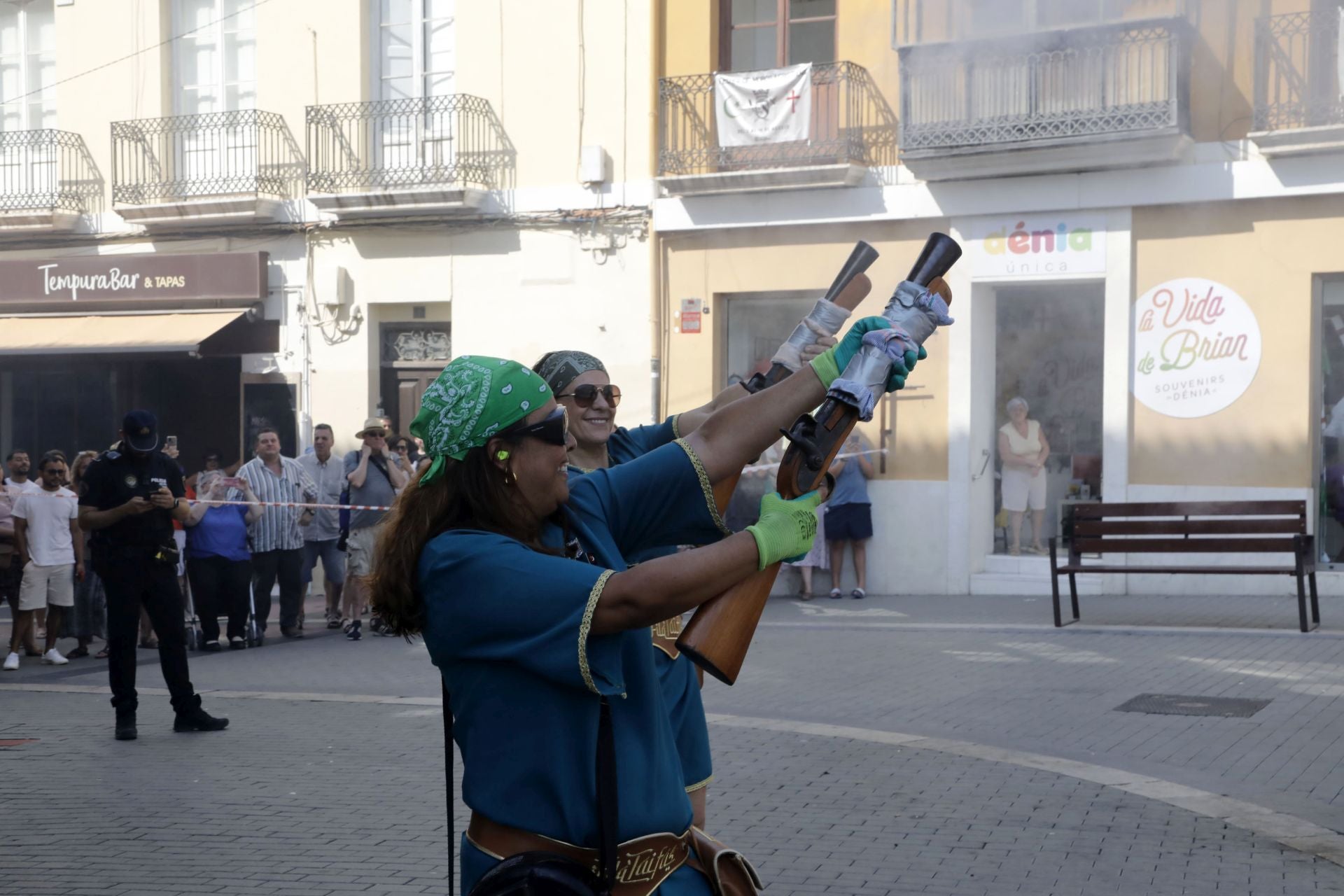 La batalla de arcabucería de los Moros y Cristianos de Dénia llenan de pólvora el carrer del Mar
