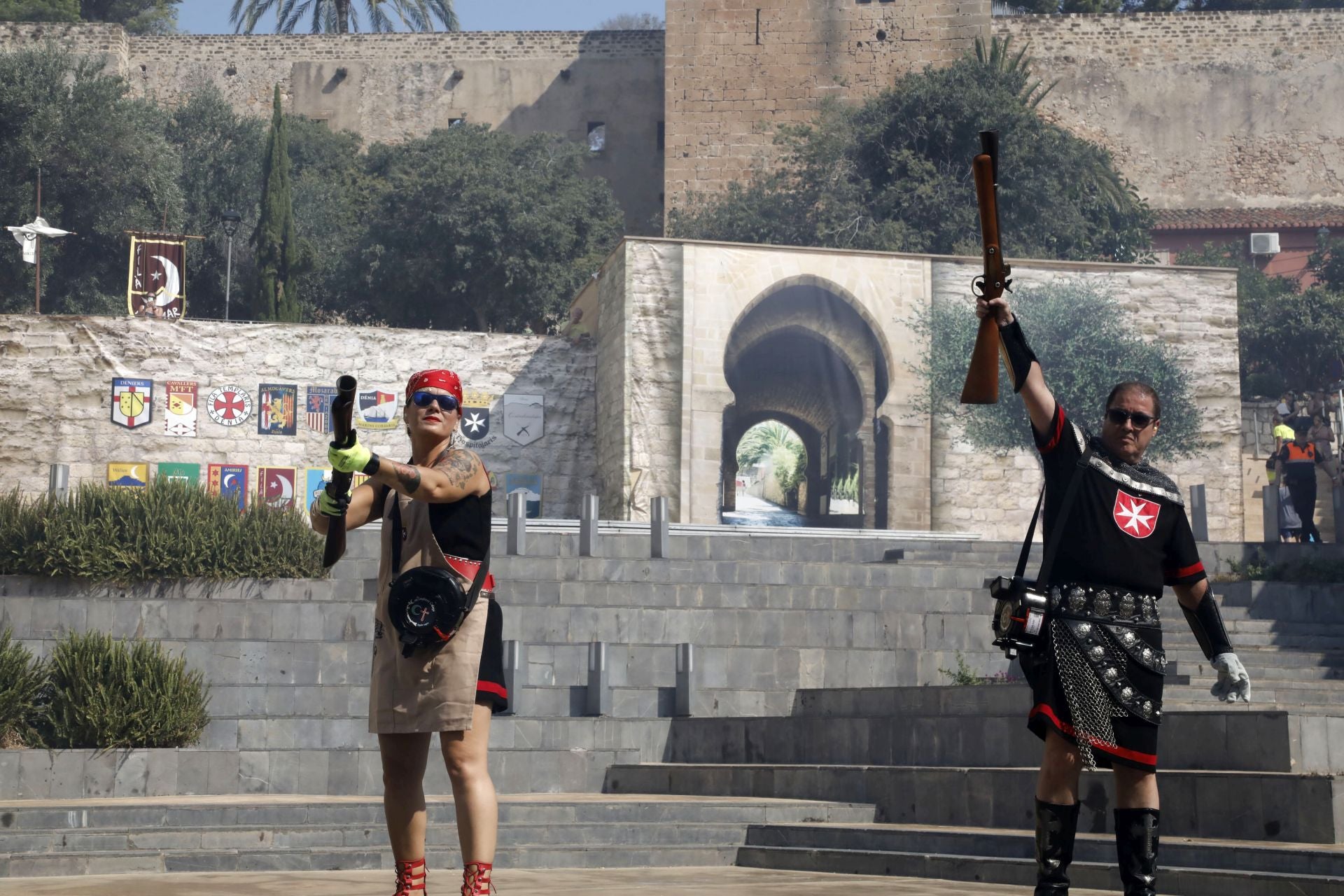La batalla de arcabucería de los Moros y Cristianos de Dénia llenan de pólvora el carrer del Mar