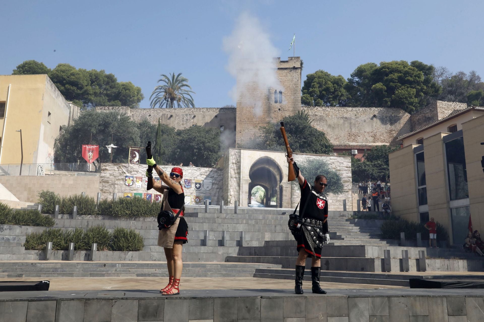 La batalla de arcabucería de los Moros y Cristianos de Dénia llenan de pólvora el carrer del Mar