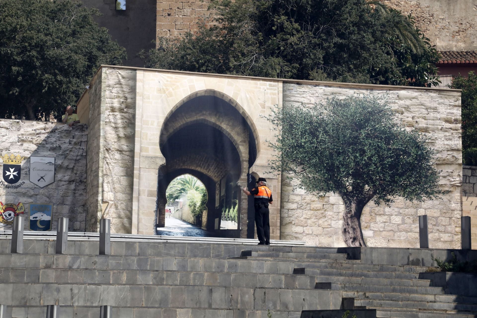La batalla de arcabucería de los Moros y Cristianos de Dénia llenan de pólvora el carrer del Mar