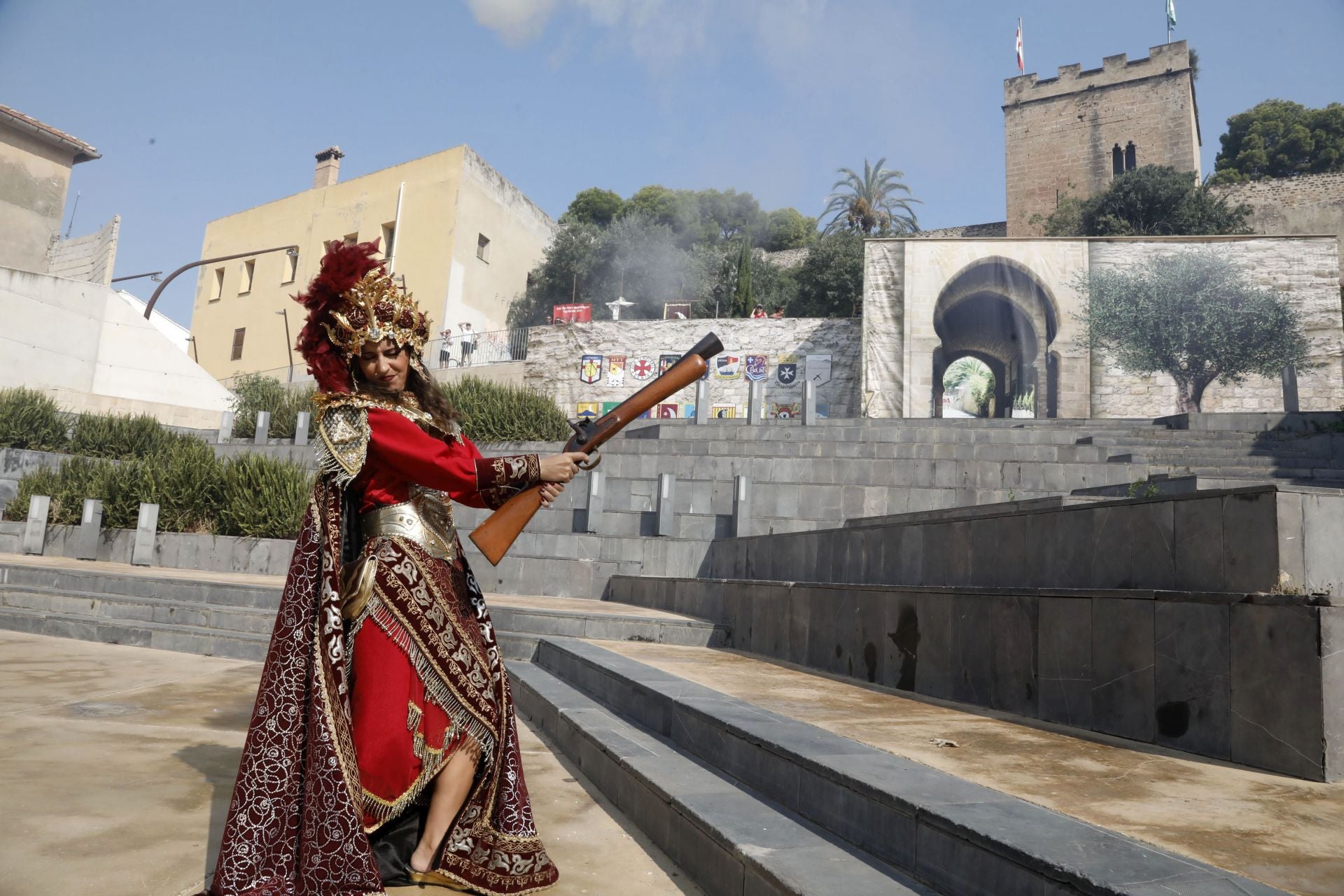La batalla de arcabucería de los Moros y Cristianos de Dénia llenan de pólvora el carrer del Mar
