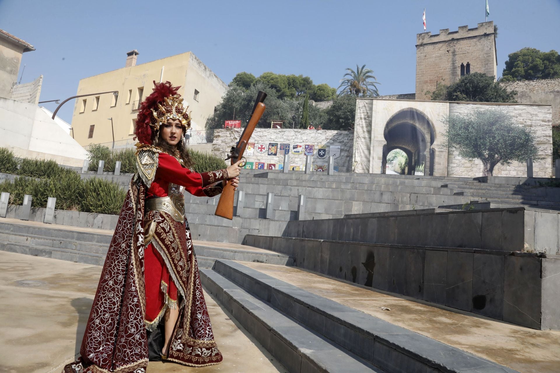 La batalla de arcabucería de los Moros y Cristianos de Dénia llenan de pólvora el carrer del Mar