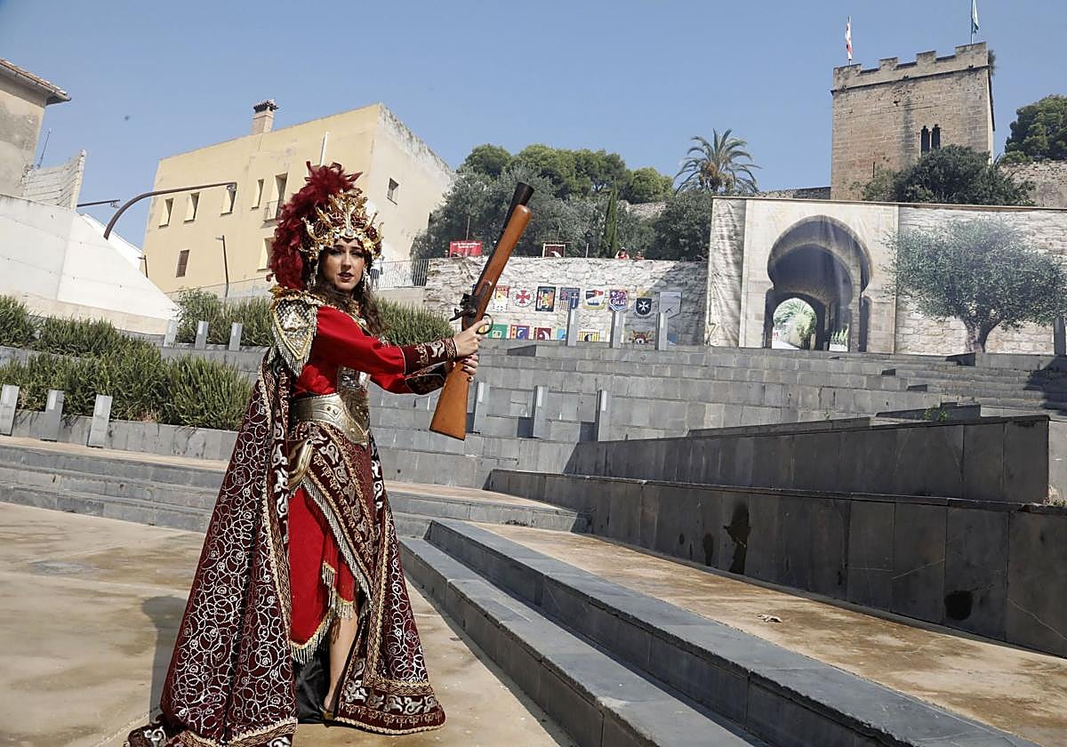La batalla de arcabucería de los Moros y Cristianos de Dénia llenan de pólvora el carrer del Mar