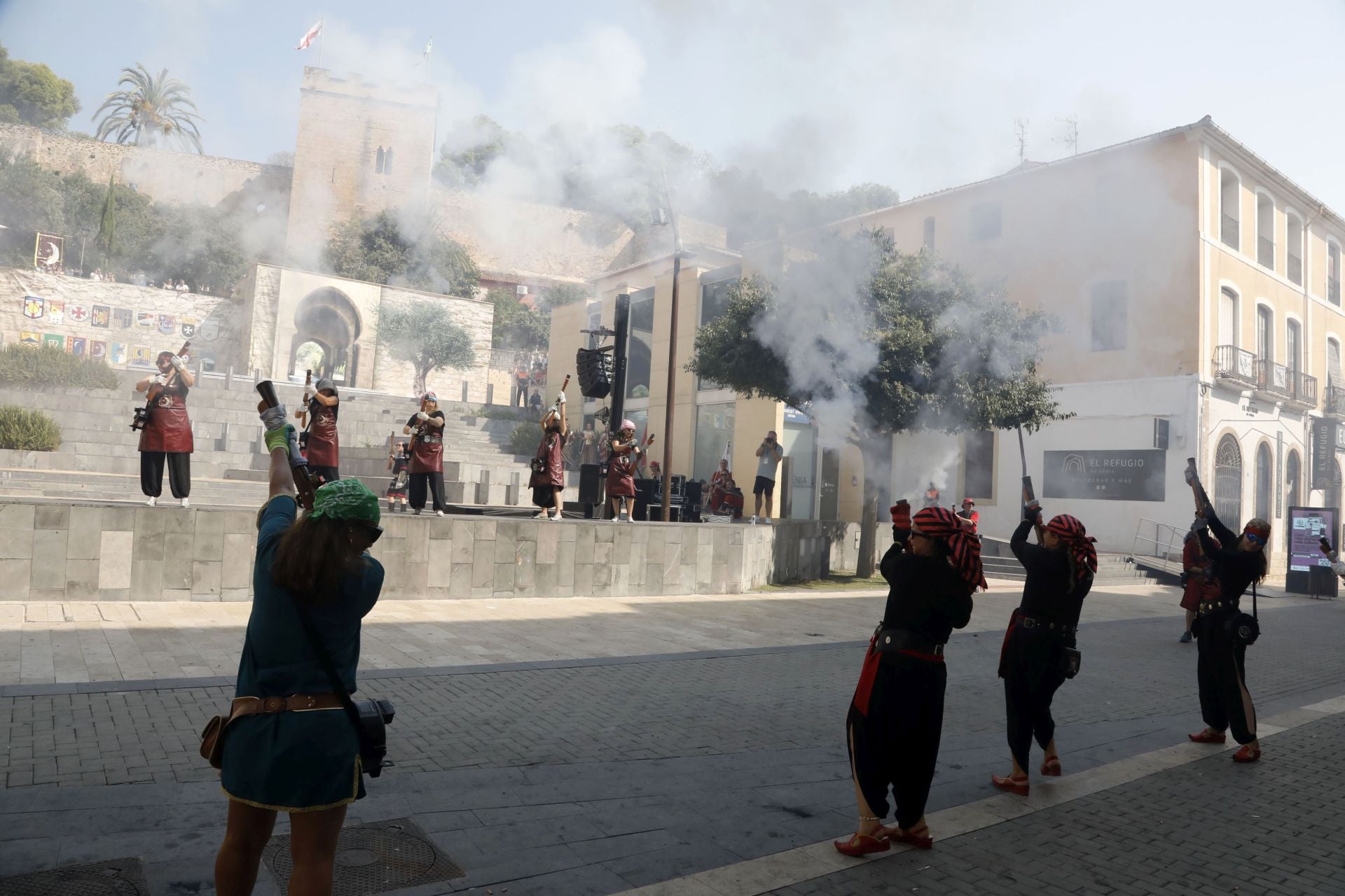 La batalla de arcabucería de los Moros y Cristianos de Dénia llenan de pólvora el carrer del Mar