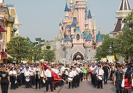La banda frente al castillo de Disneyland París.
