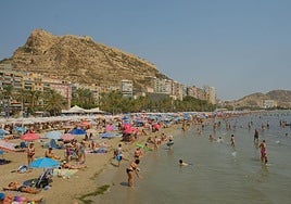 La playa del Postiguet, llena hasta la bandera este sábado.