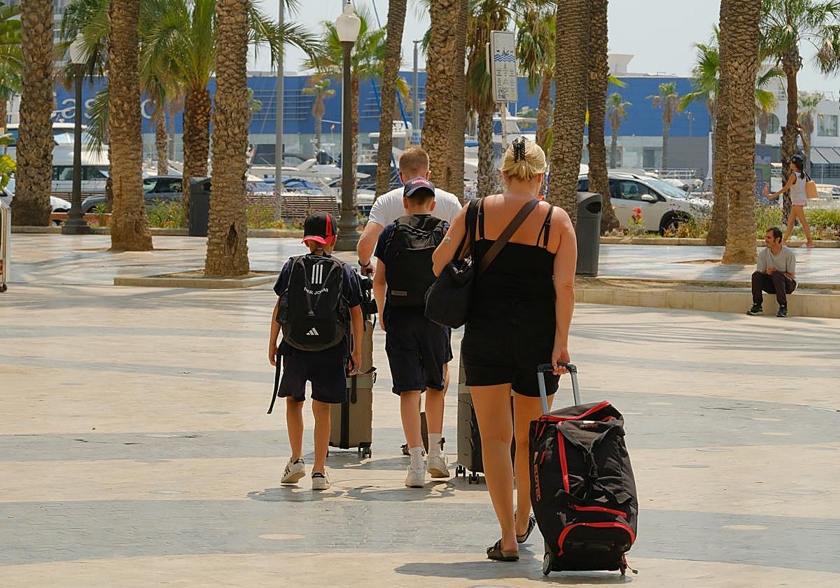 Turistas por la Explanada de Alicante.