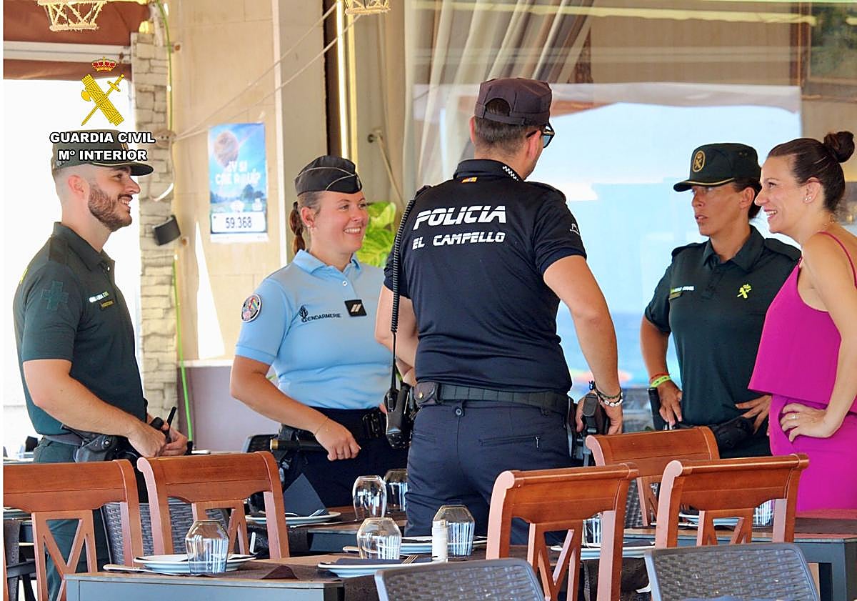 Imagen principal - Los agentes en varios servicios. 