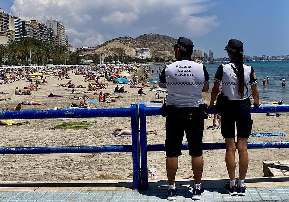 Agentes de la Policía Local de Alicante en la Playa del Postiguet.