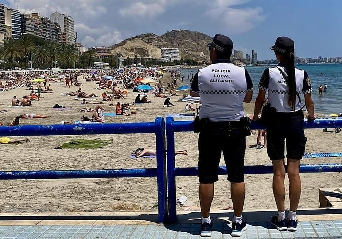 Patrulla de la Policía Local de Alicante en la Playa del Postiguet.