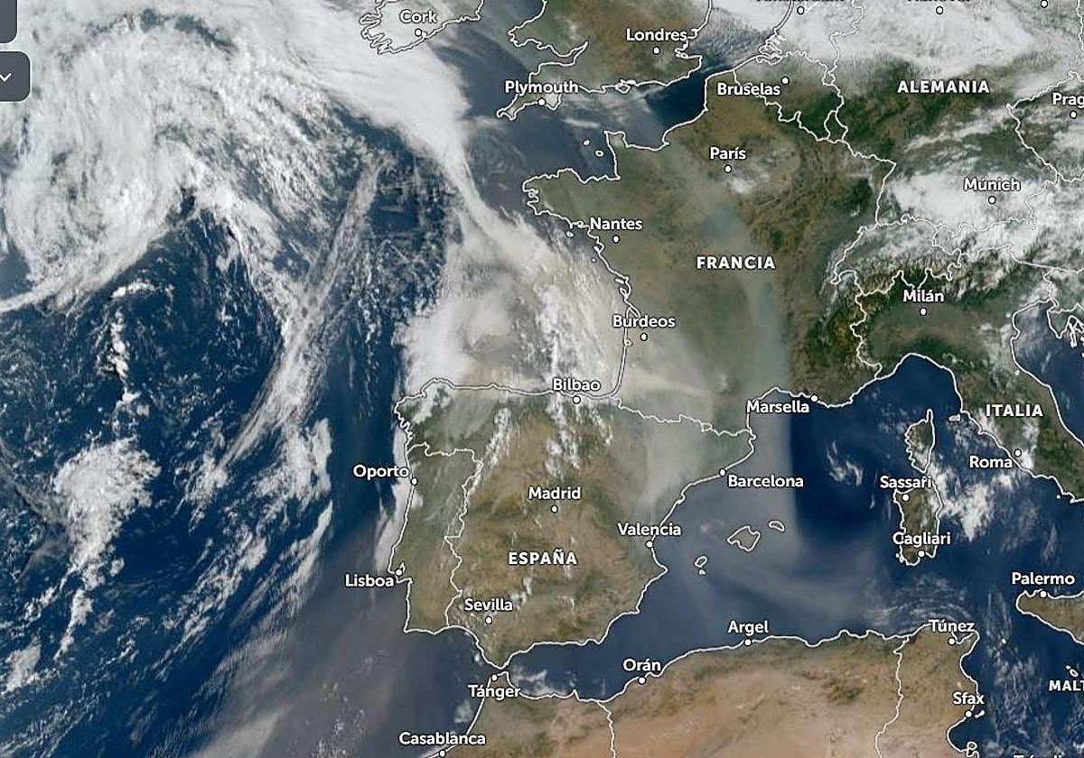 Mapa con la evolución del humo y de la nubosidad en la península.