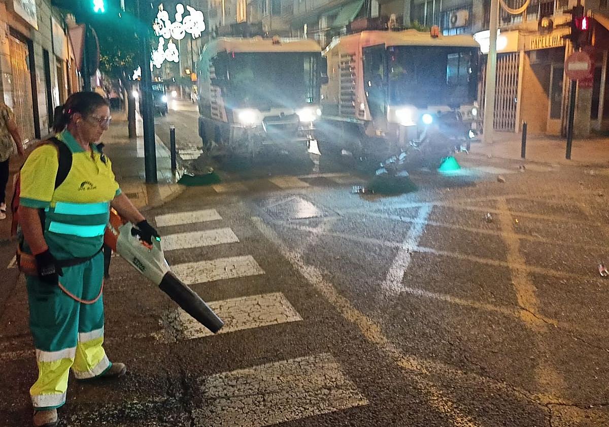 Imagen principal - El servicio de limpieza recoge 287,5 toneladas de residuos durante las fiestas de Elche