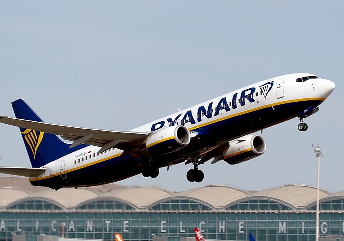 Un avión despega desde el aeropuerto Alicante-Elche Miguel Hernández