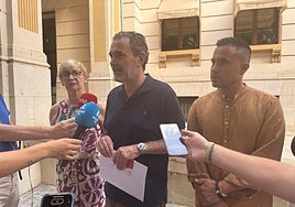 Vicente Arques, en el centro, este martes a las puertas de la Diputación de Alicante.