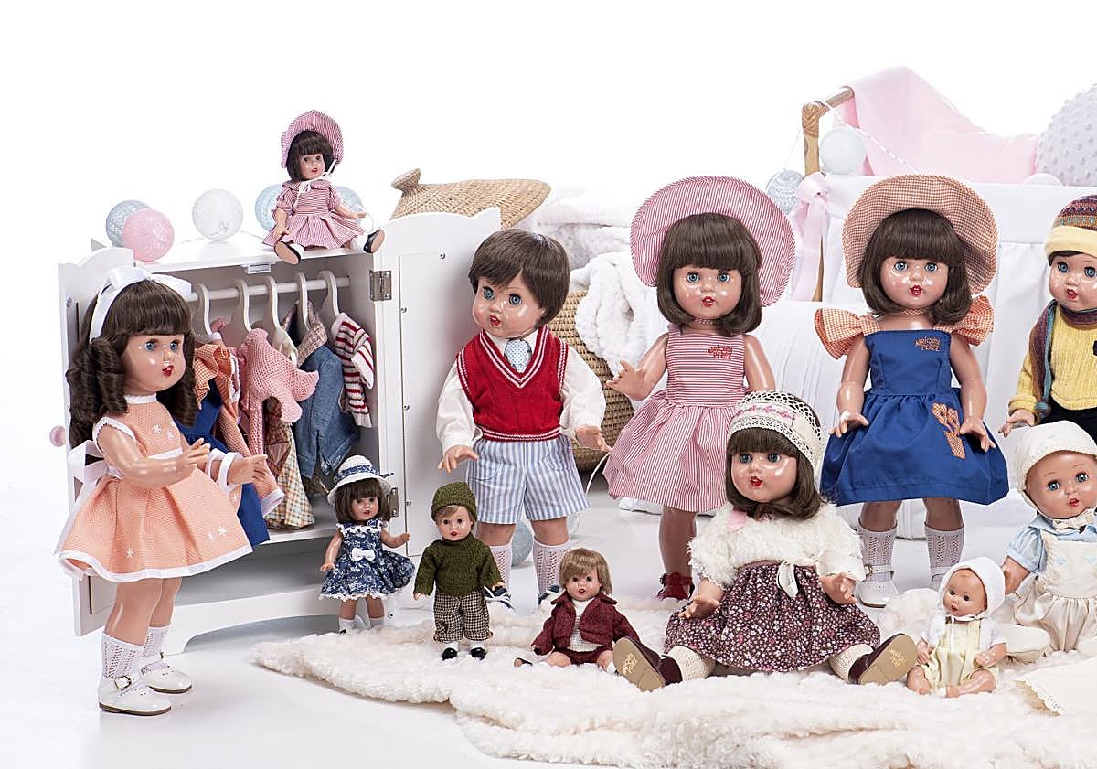 Imagen principal - La familia de Mariquita Pérez con varios modelos de muñeca. 