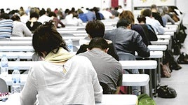 Estudiantes realizan un examen.