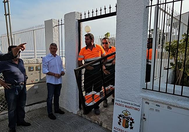 Apertura del tramo de paseo efectuada esta semana por operarios municipales.