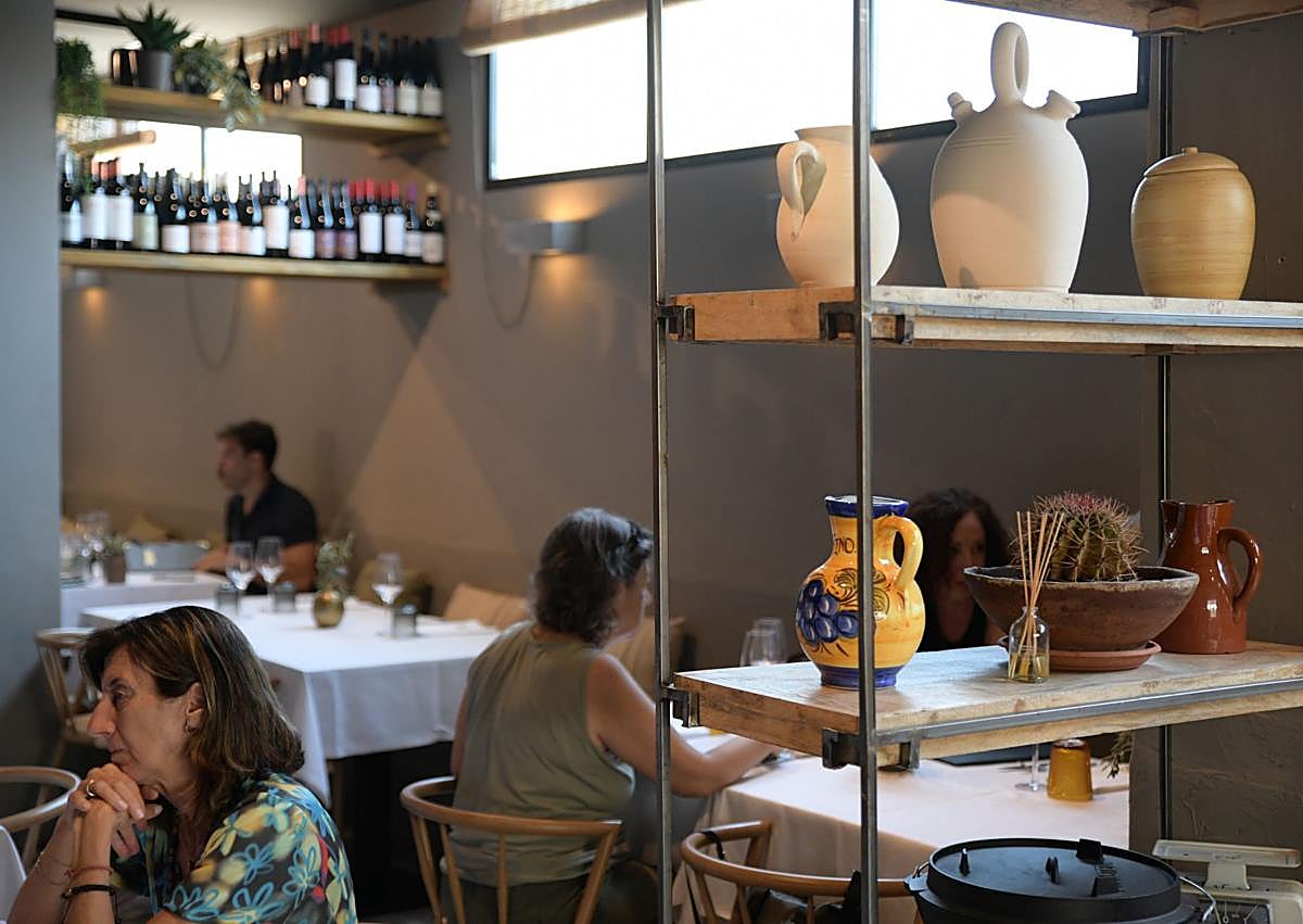 Imagen secundaria 1 - 1. Cocina abierta del Borg, Raíces y Alas. 2. Sala del Borg. 3. Recetario de la madre de Carl Borg que decora una de las paredes del establecimiento. 