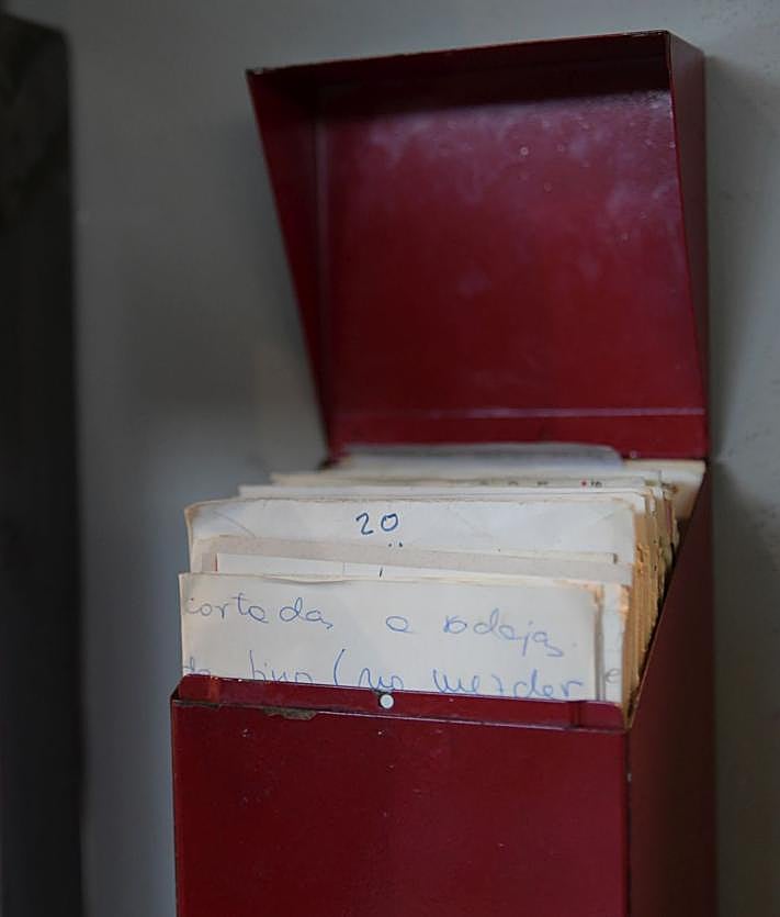 Imagen secundaria 2 - 1. Cocina abierta del Borg, Raíces y Alas. 2. Sala del Borg. 3. Recetario de la madre de Carl Borg que decora una de las paredes del establecimiento. 