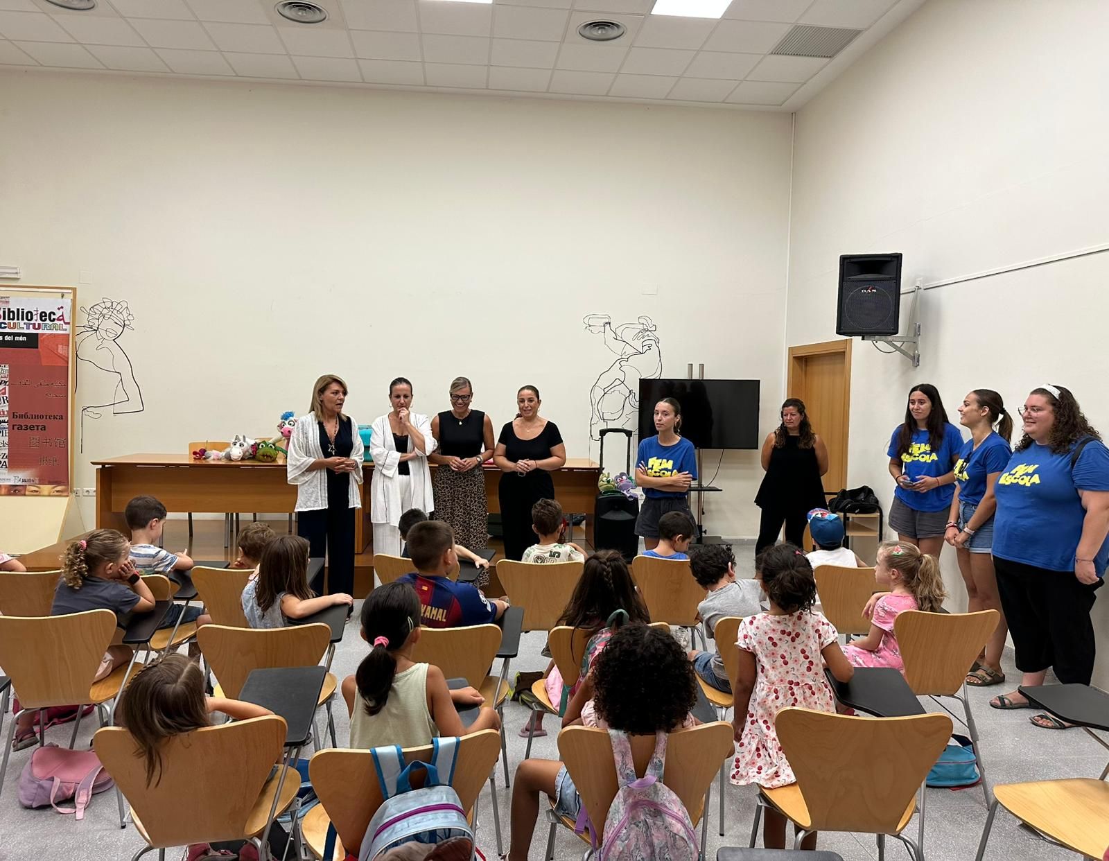 Visita de la consellera Camarero a las instalaciones de la Escuela de Verano de Carcaixent.