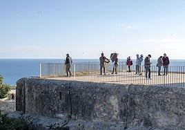 Visitantes en el Castillo de Santa Bárbara.