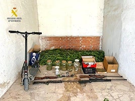 Efectos intervenidos en la plantación por la Guardia Civil.