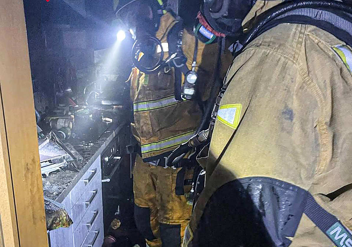 Bomberos en el interior de la vivienda afectada por el incendio.