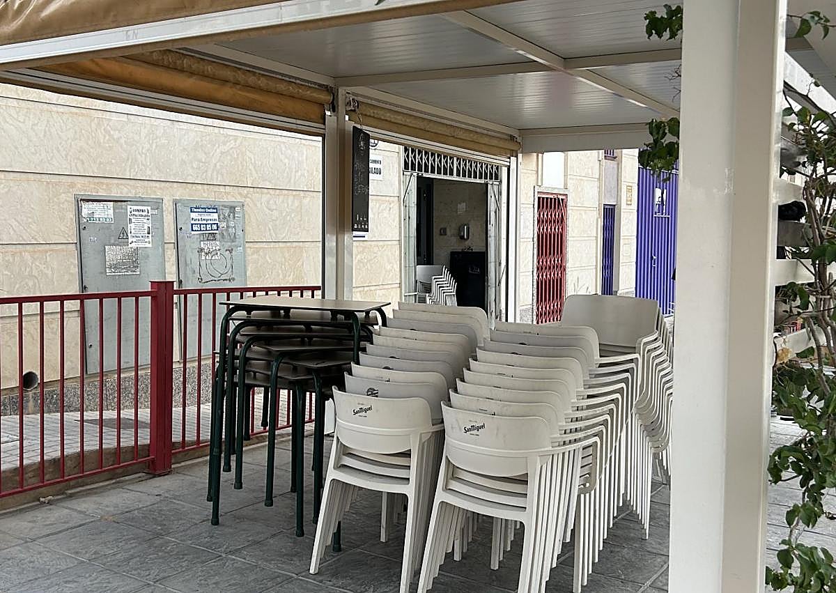 Imagen secundaria 1 - Las persianas bajadas y los aparcamientos vacíos marcan el pulso de un Carrús en pausa, muy distinto al bullicio del resto del año.