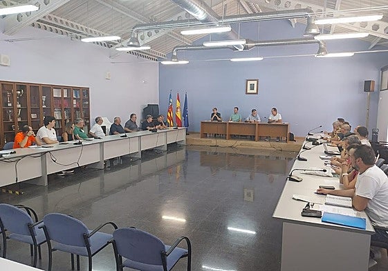 Representantes municipales y de los cuerpos de seguridad, durante la reunión de coordinación previa a las Fiestas de Moros y Cristianos.
