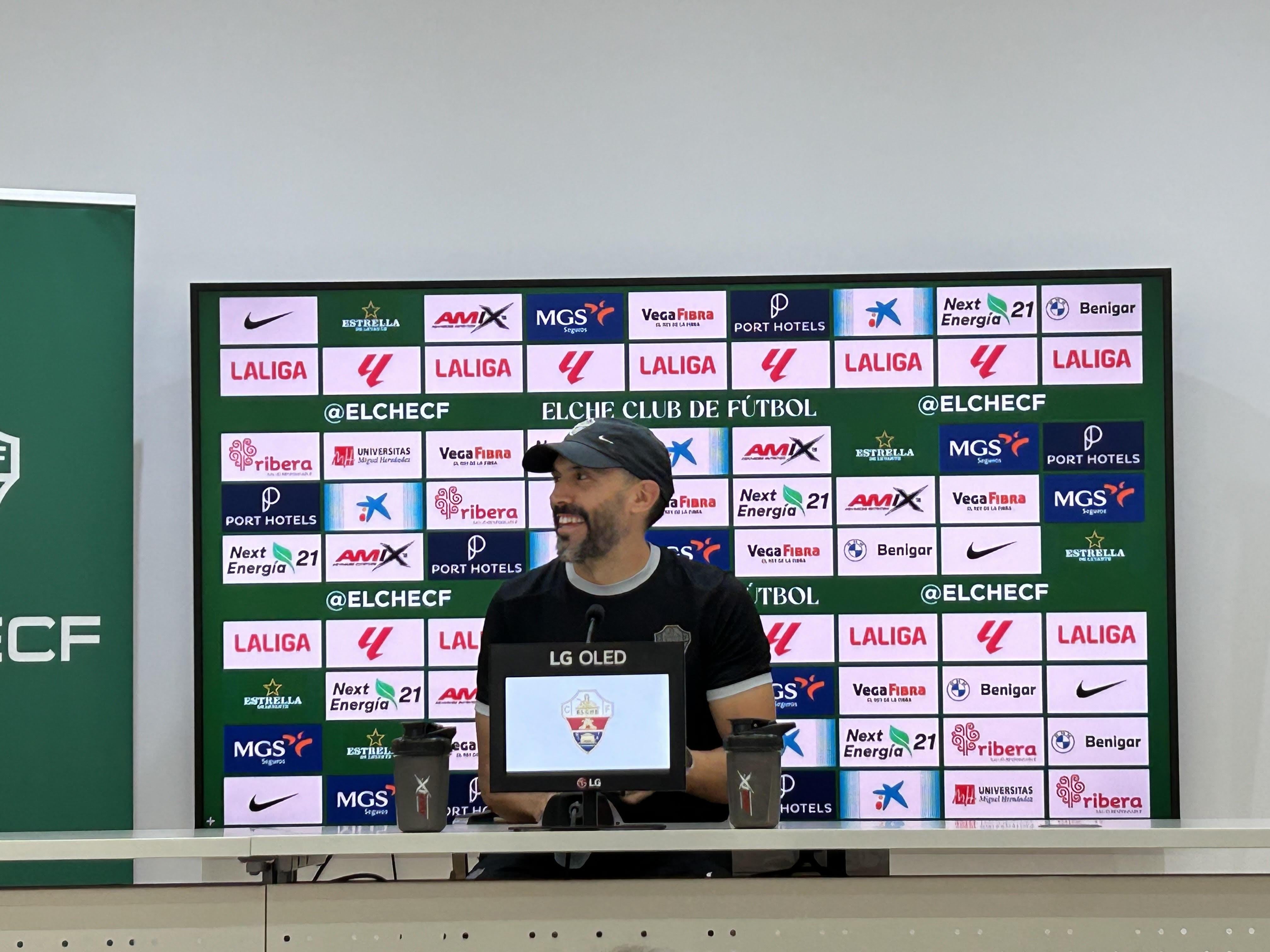 El entrenador del Elche, durante la rueda de prensa previa al duelo frente al Atlético de Madrid en el Metropolitano.