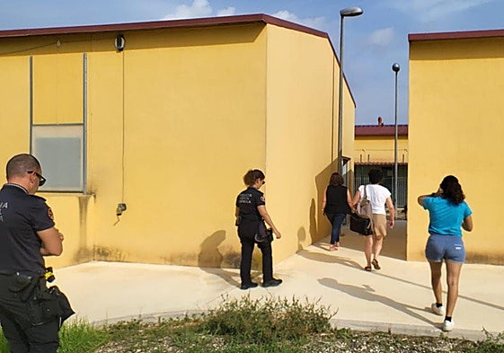 Las autoridades visitan el Centro de Protección Animal para evaluarlo.