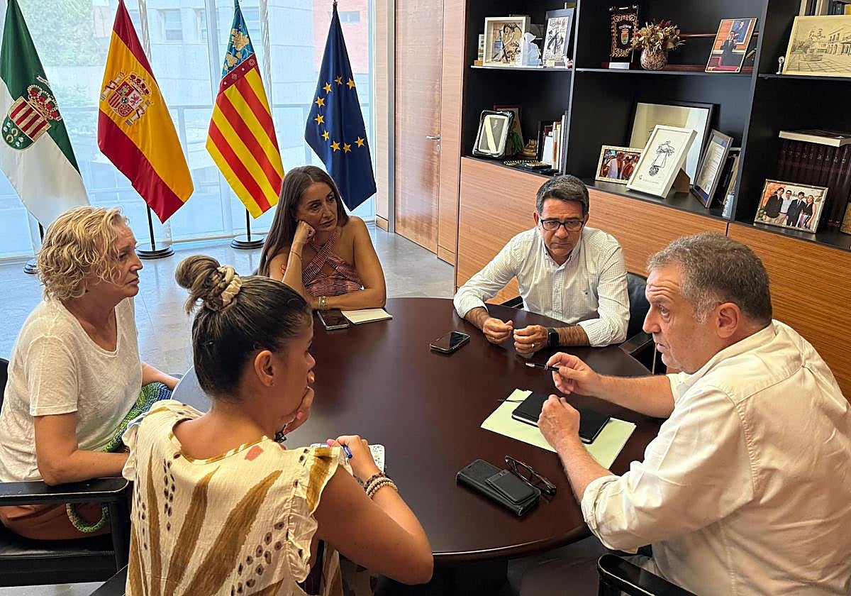 El alcalde Pachi Pascual y los ediles de San Vicente, durante la reunión con el director general Bartolomé Pérez.