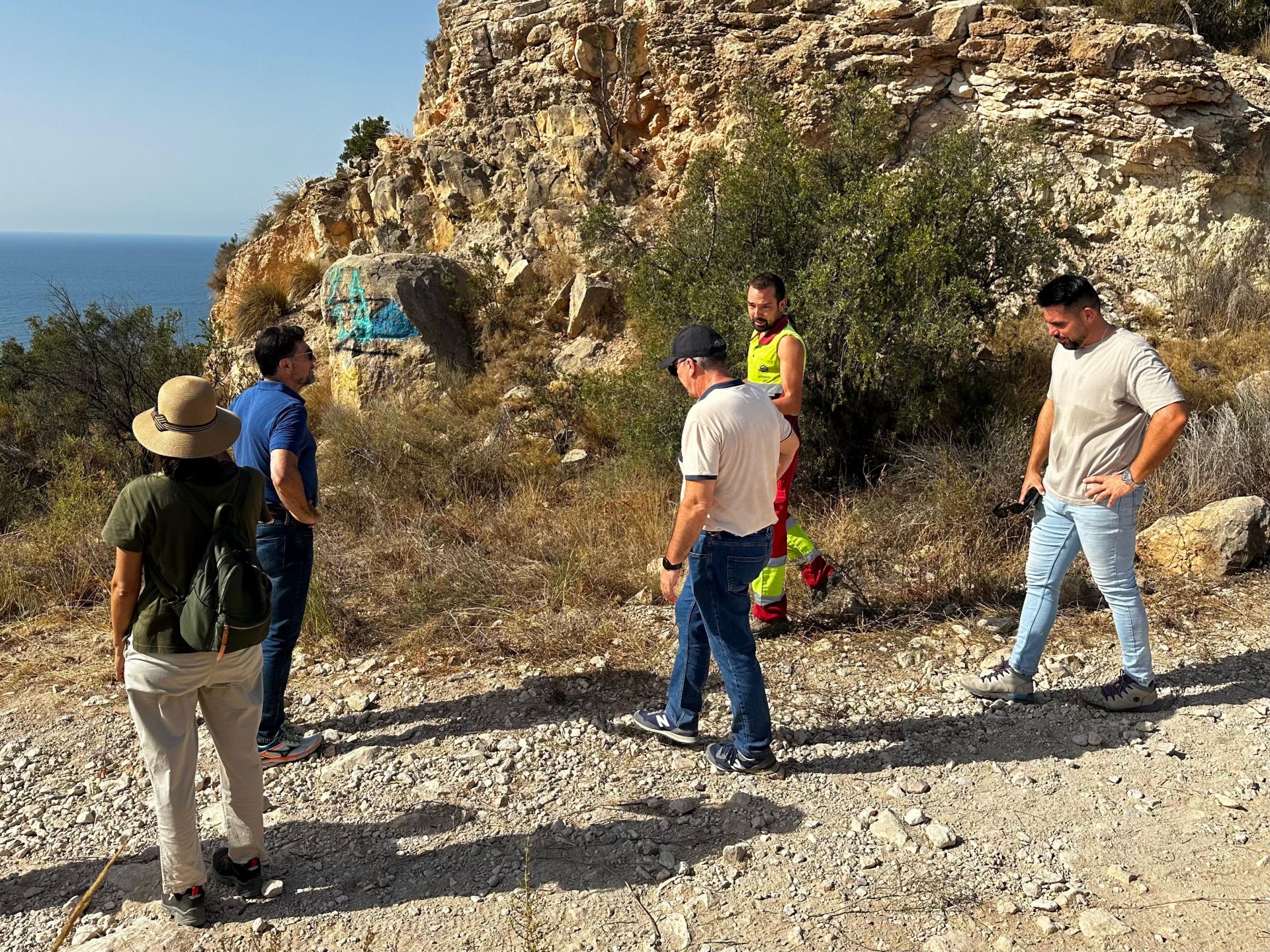 El Alcalde de la ciudad junto a otras autoridades visitan la Serra Grossa.