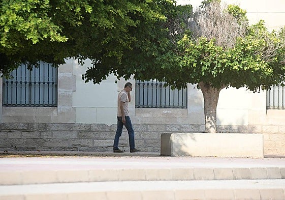 El detenido sale de los juzgados de Alicante este viernes tras prestar declaración.