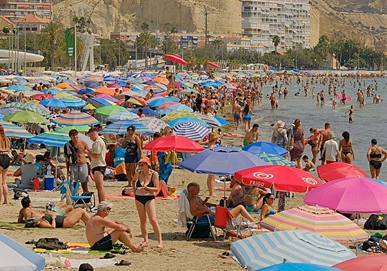 Playa del Postiguet durante este verano.