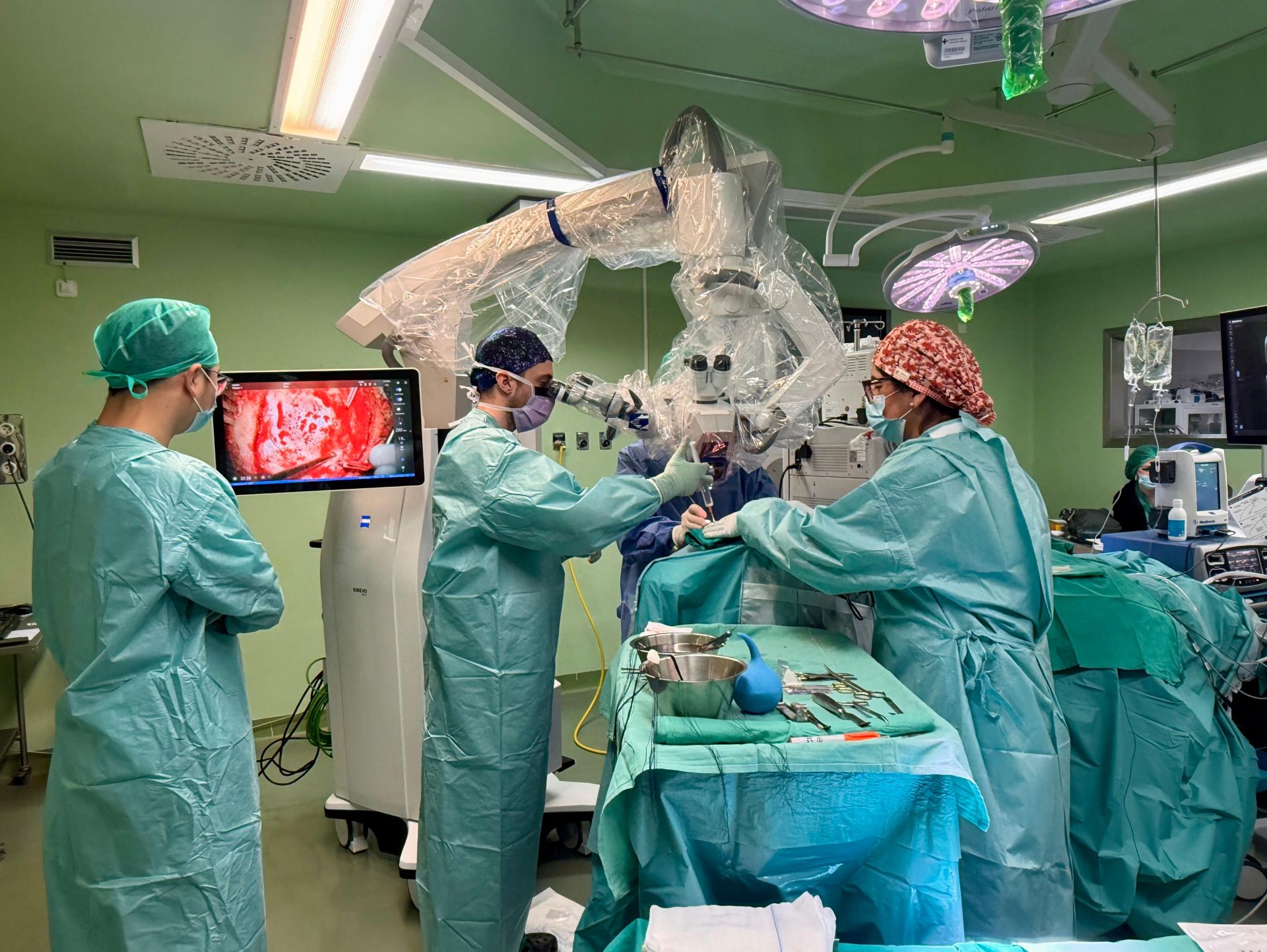 El Hospital General de Alicante estrena un nuevo microscopio de alta precisión para cirugías craneales