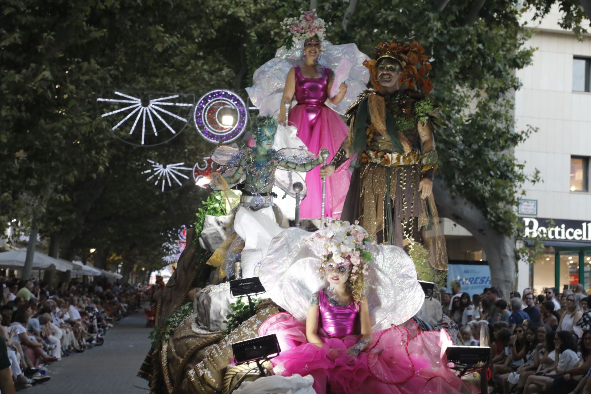 El desfile de carrozas de Dénia, en imágenes