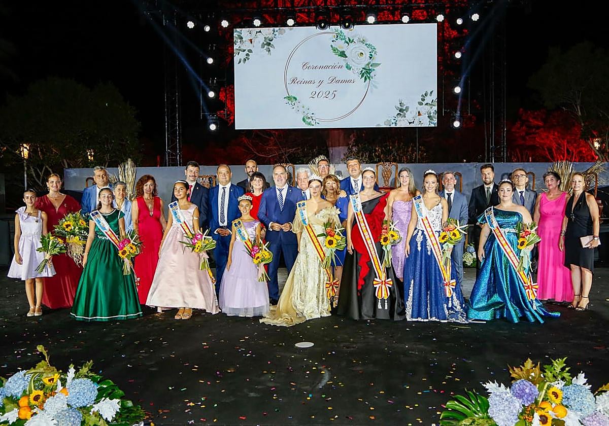 Las Reinas y Damas de este año posan junto a las autoridades después de ser nombradas.