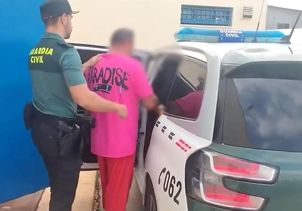 Uno de los detenidos, custodiado por la Guardia Civil.