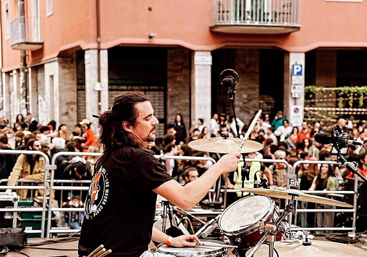 Imagen principal - 1. Concierto en Italia. 2. Concierto de Llamando a Julia en la Concha de la Explanada en sus incios. 3. Concierto en Alicante de la banda en 2024