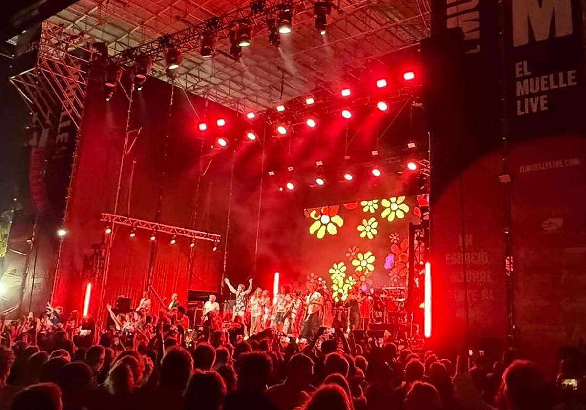 Imagen principal - Ambiente multitudinario en el estreno de El Muelle Live con James, La Habitación Roja y Jes Set, en una noche que convirtió al puerto de Alicante en epicentro musical.
